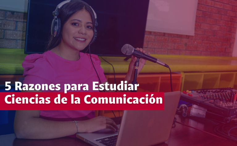 Estudiante de ciencias de la comunicación de la universidad la salle laguna hablando frente al micrófono