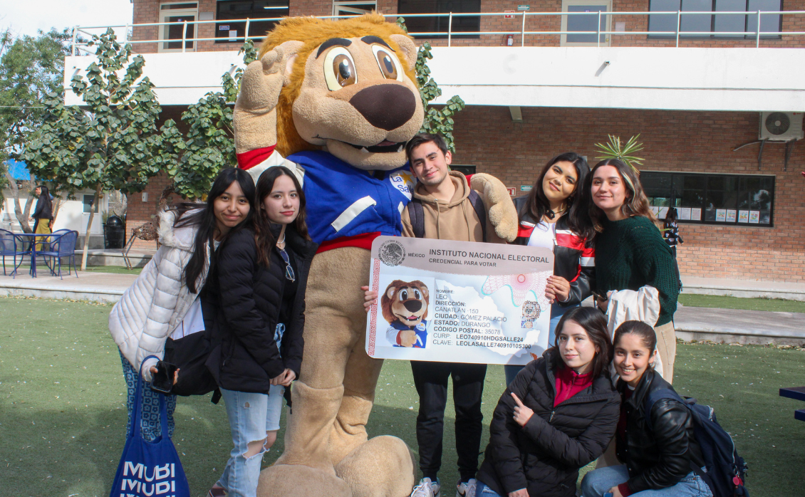 Mascota de la Universidad La Salle Laguna y estudiantes, posan para la foto sosteniendo una INE