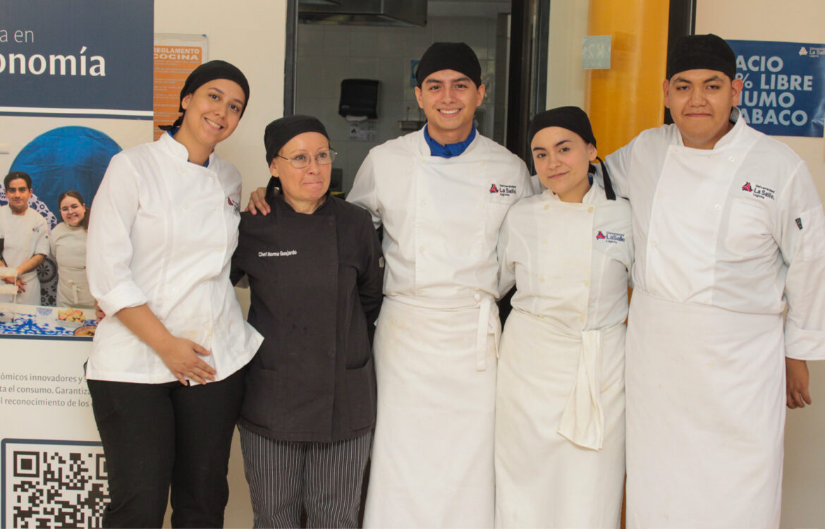 jóvenes estudiantes de gastronomía junto al chef docente