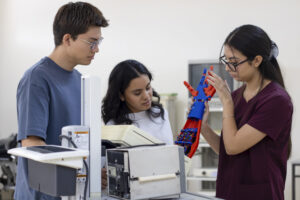 Estudiantes de Ingeniería Electromédica realizando una práctica con equipo médico especializado en La Salle Laguna.