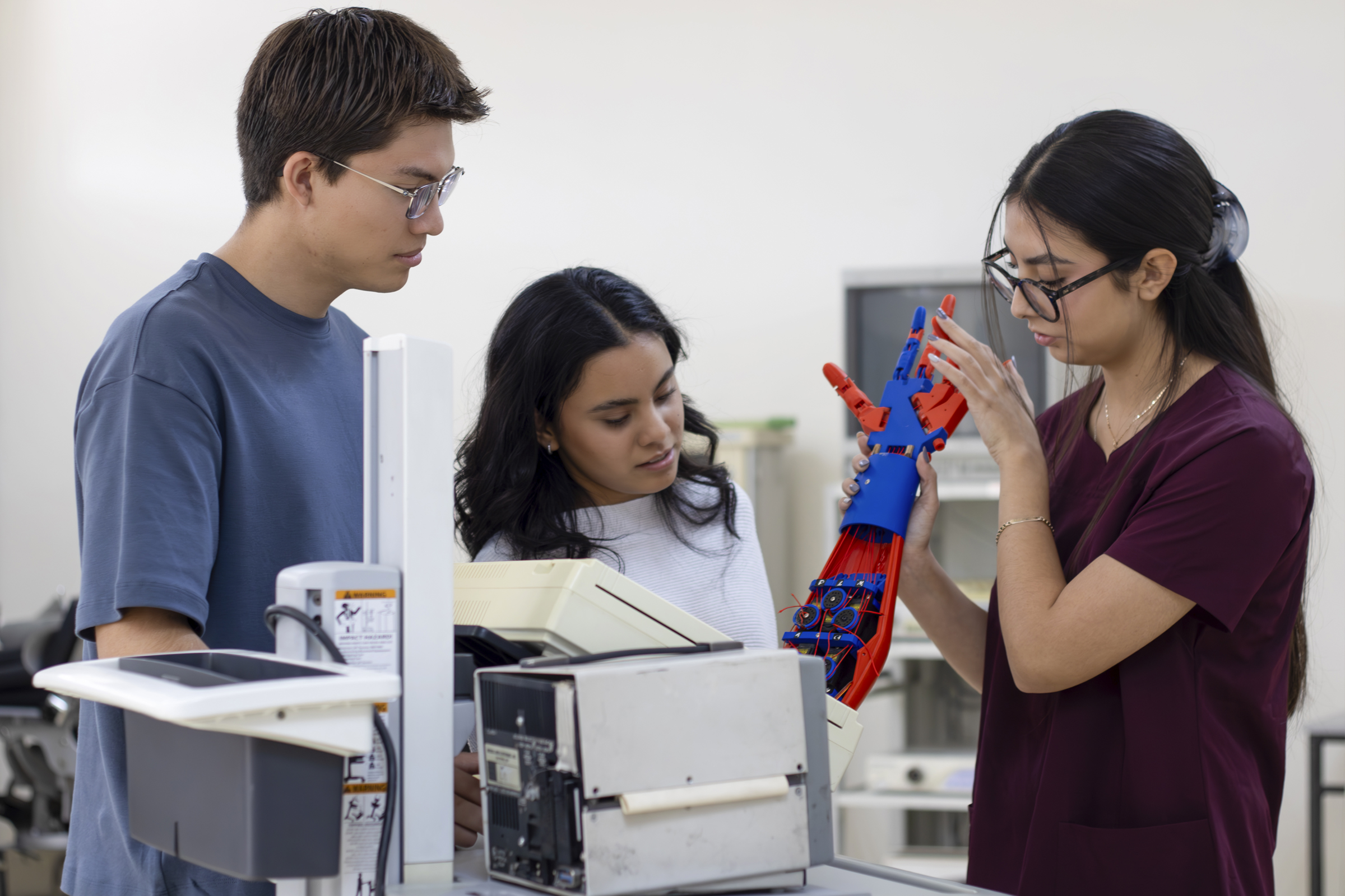 Estudiantes de Ingeniería Electromédica realizando una práctica con equipo médico especializado en La Salle Laguna.